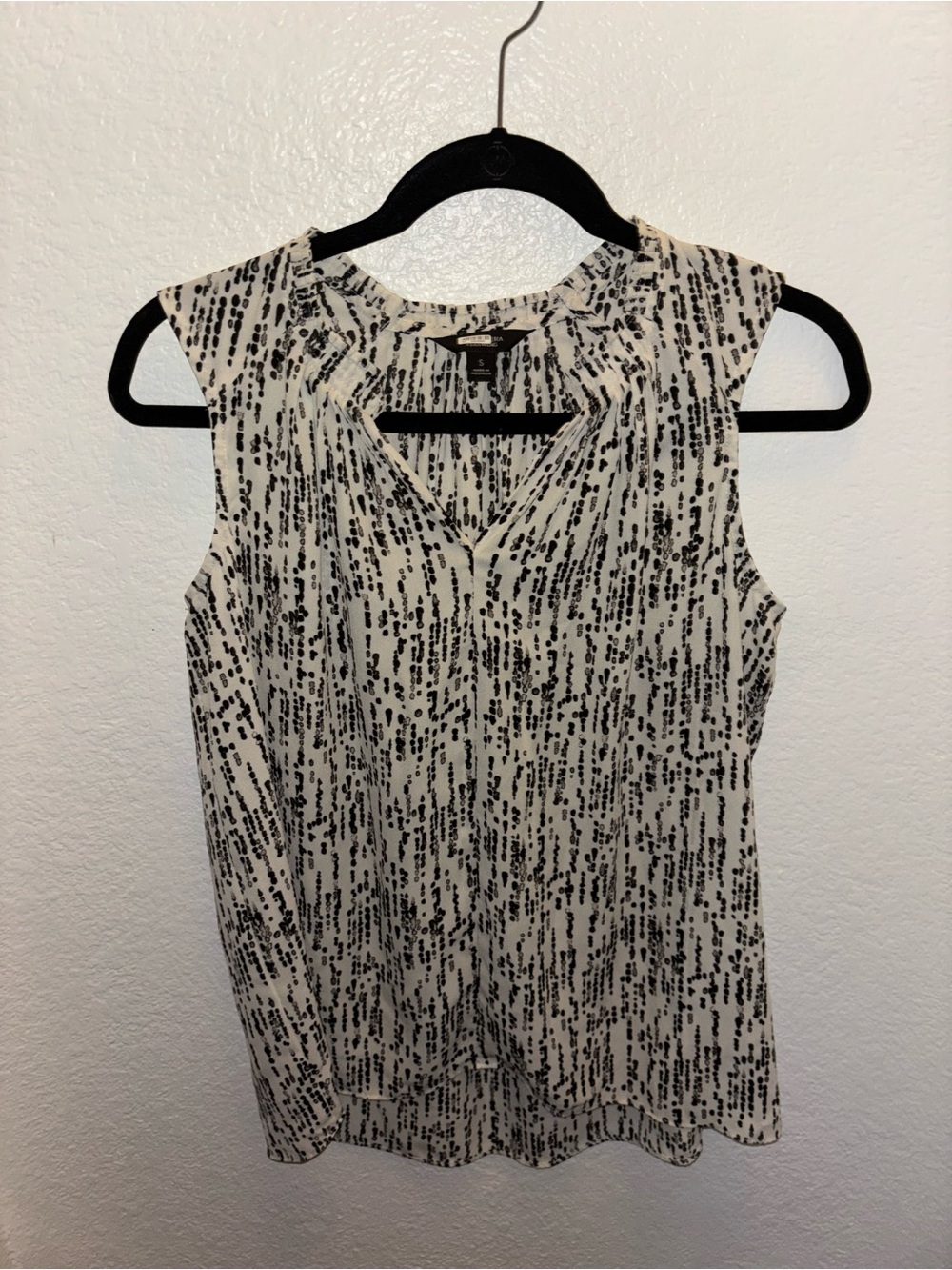 Vera Wang Black & White Sleeveless V-Neck Printed Camisole